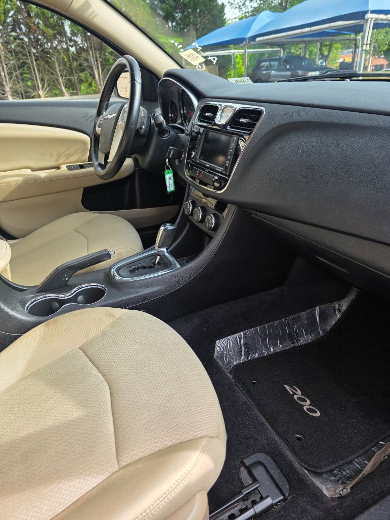 2012 Chrysler 200 Touring - Photo 18